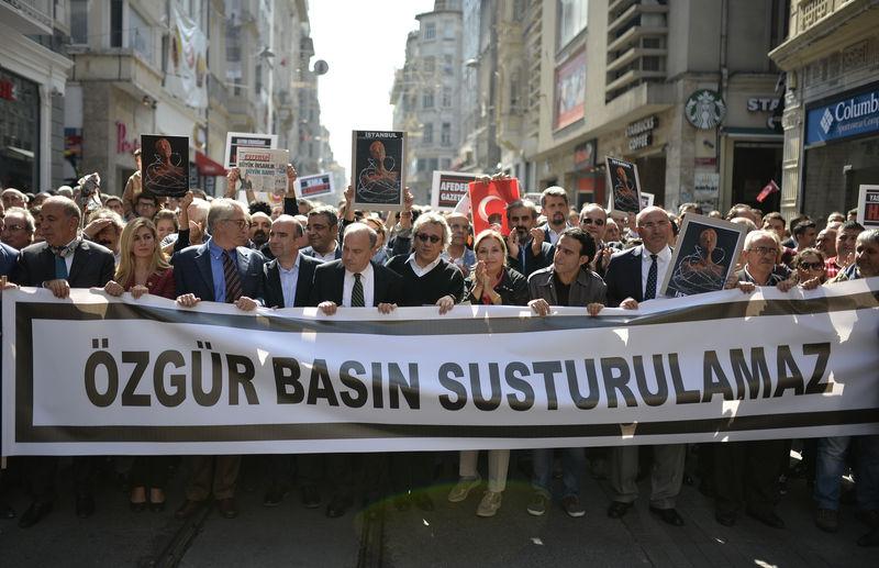 Gazeteciler İstiklal'de yürüdü: Özgür basın susturulamaz