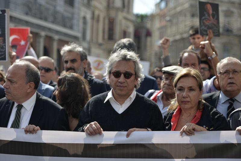 Gazeteciler İstiklal'de yürüdü: Özgür basın susturulamaz