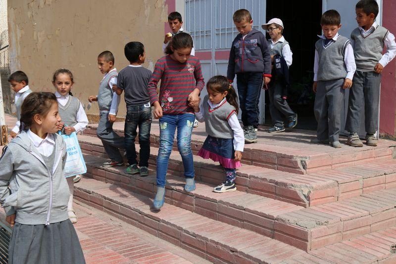 Sivaslı küçük kız yürüyemeyen kuzenini kucağında taşıyor