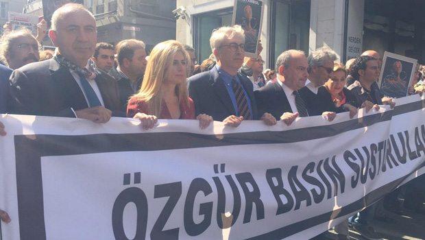 Gazeteciler İstiklal'de yürüdü: Özgür basın susturulamaz