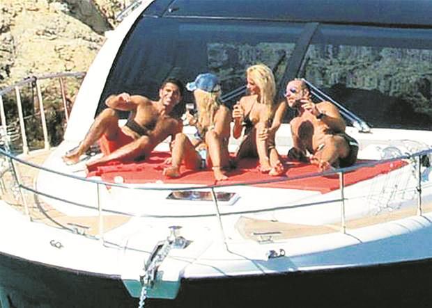 Cicişlerle yakalanan Erol Özmandıracı boşanıyor