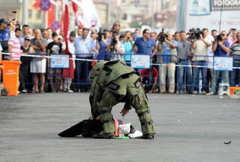 Bomba imha uzmanı mesleğini anlattı