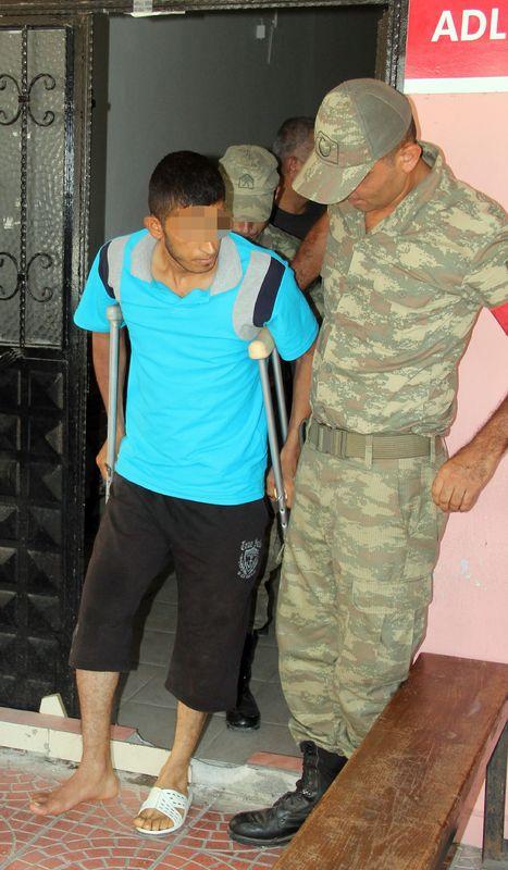 İzne gelen asker polise molotof atarken yaralandı