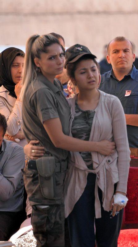 Şehit nişanlısını asker selamı ile uğurladı