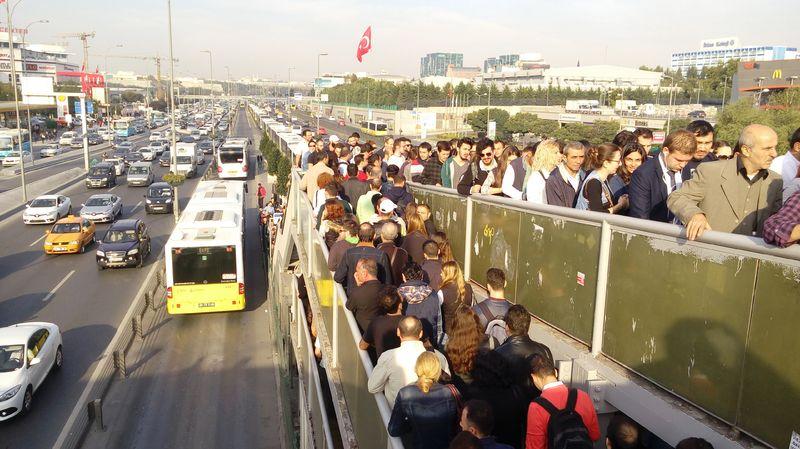 Yenibosna metrobüs durağında insan seli