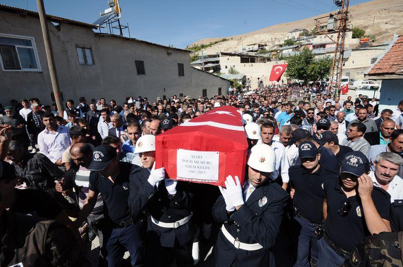 Şehit nişanlısını asker selamı ile uğurladı