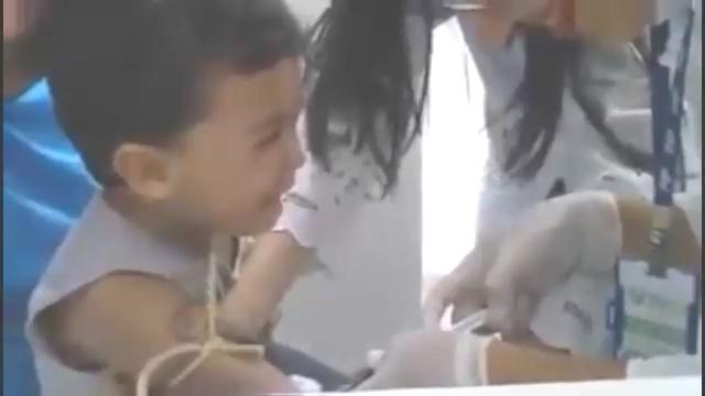 Oğlu iğne olurken ağlayan baba