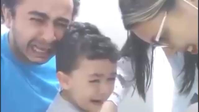 Oğlu iğne olurken ağlayan baba