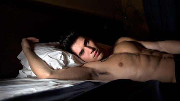 Güne zinde başlamak için karanlık odada uyuyun