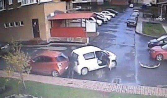 Acemi Rus sürücü bir dakikada 3 araca çarptı İZLE