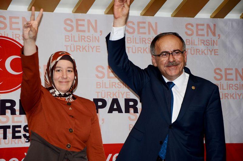 Yeni MHP'li Özgür Ergun bozkurt işareti yapmakta zorlandı