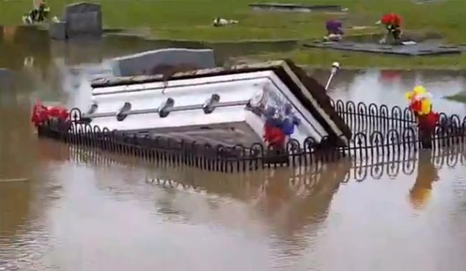 ABD'de sel tabutları yüzeye çıkardı