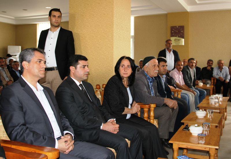 Demirtaş PKK'lıların evine taziye ziyaretine gitti