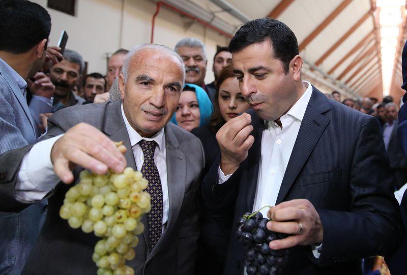 Selahattin Demirtaş Zaman gazetesinin üstünde yemek yedi
