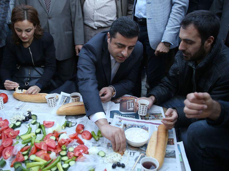 Selahattin Demirtaş Zaman gazetesinin üstünde yemek yedi