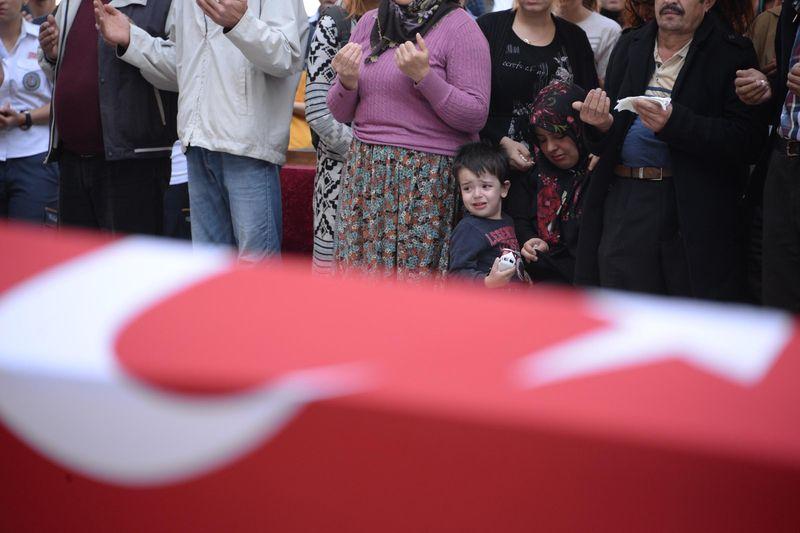 Şehit eşinin oğluyla diyaloğu duygulandırdı