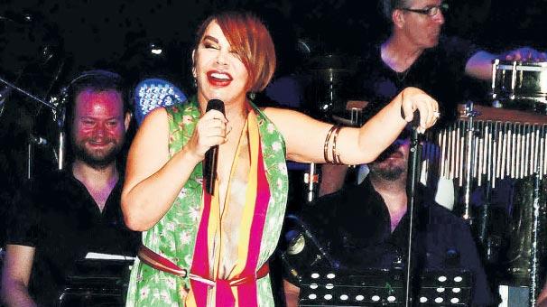 Sezen Aksu'nun siyasi söylemi turneyi bitirdi