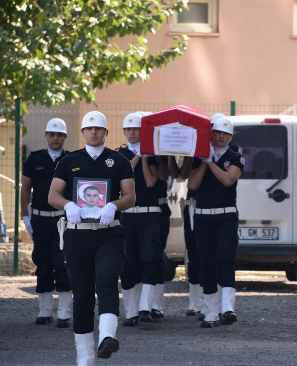 Şehit eşinin oğluyla diyaloğu duygulandırdı