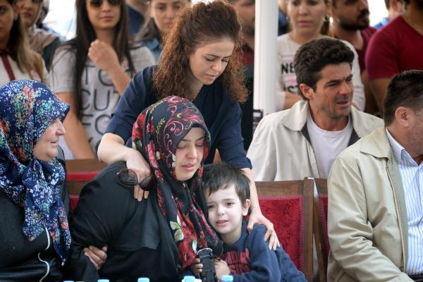 Şehit eşinin oğluyla diyaloğu duygulandırdı