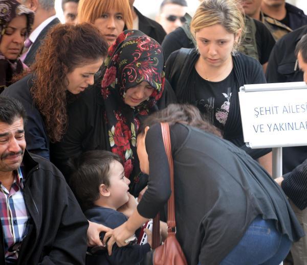 Şehit eşinin oğluyla diyaloğu duygulandırdı