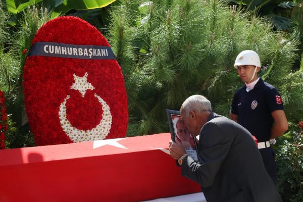 Diyarbakır'da şehit olan polis son yolculuğuna uğurlandı