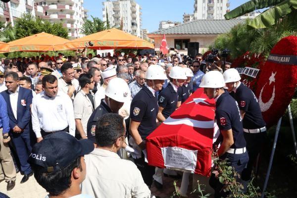 Diyarbakır'da şehit olan polis son yolculuğuna uğurlandı