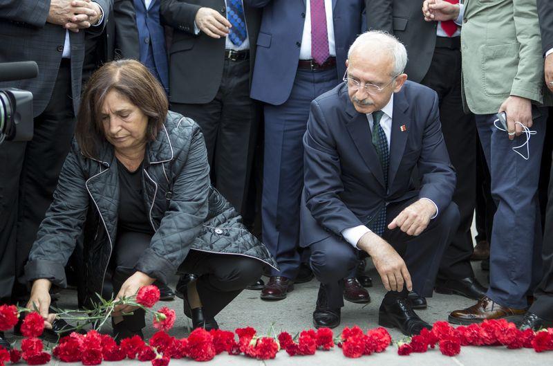 Kılıçdaroğlu patlamanın olduğu meydana karanfil bıraktı