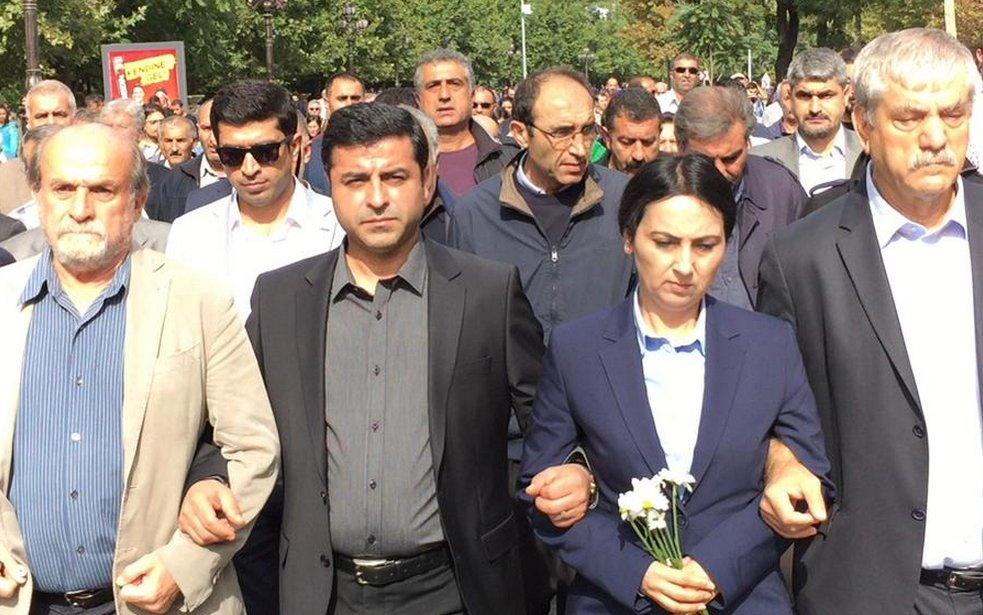 HDP ve CHP saldırıyı kınamak için Sıhhiye'de toplandı