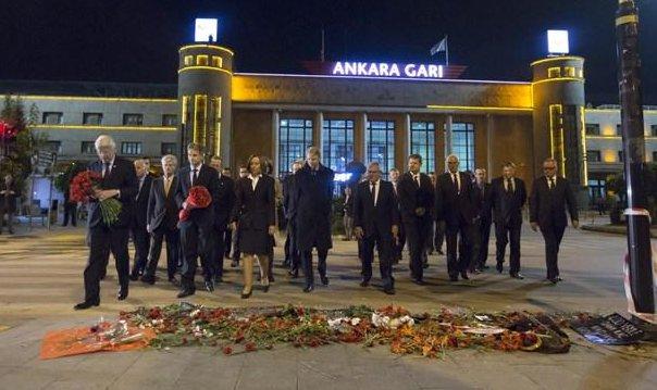 AB üyesi 27 ülkenin büyükelçi Ankara'ya karanfil bıraktı