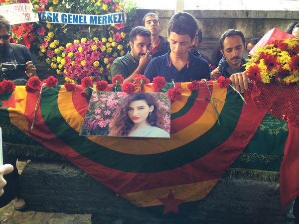 Patlamada ölen Dicle'nin tabutu PKK flamasına sarıldı