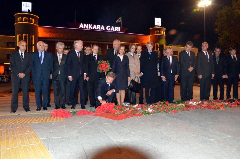 AB üyesi 27 ülkenin büyükelçi Ankara'ya karanfil bıraktı