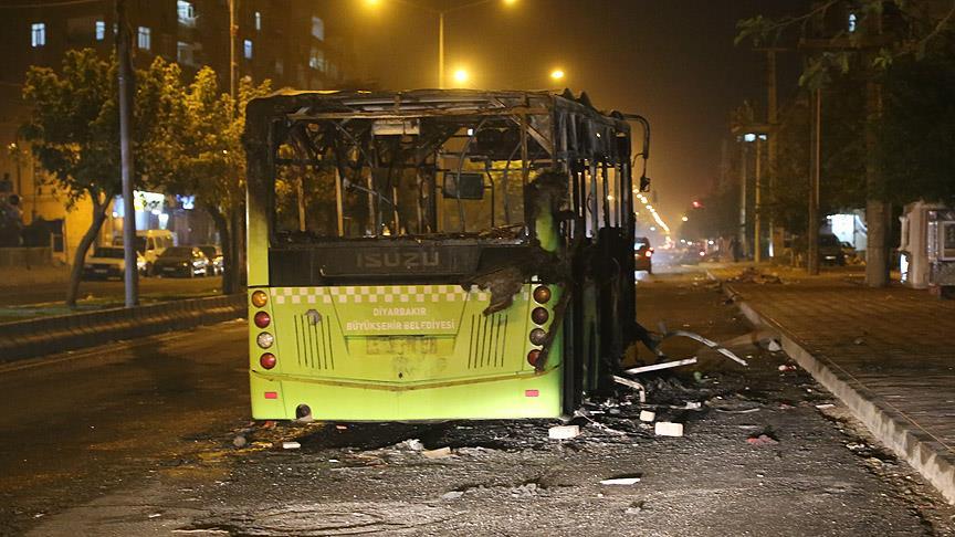 PKK'lılar Diyarbakır'da belediye otobüsünü yaktı