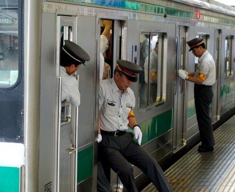 Japonya metrosunda tren ittiriciler görev yapıyor