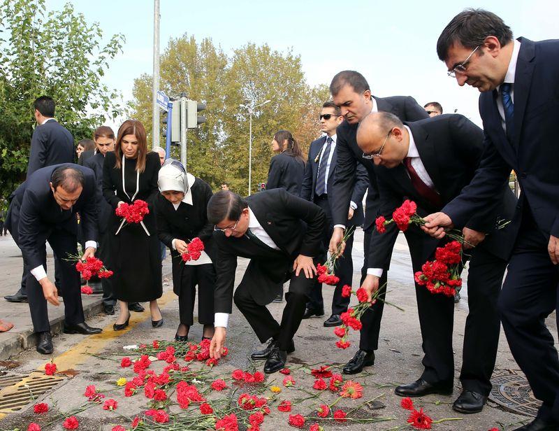 Başbakan Davutoğlu patlamanın olduğu meydana gitti