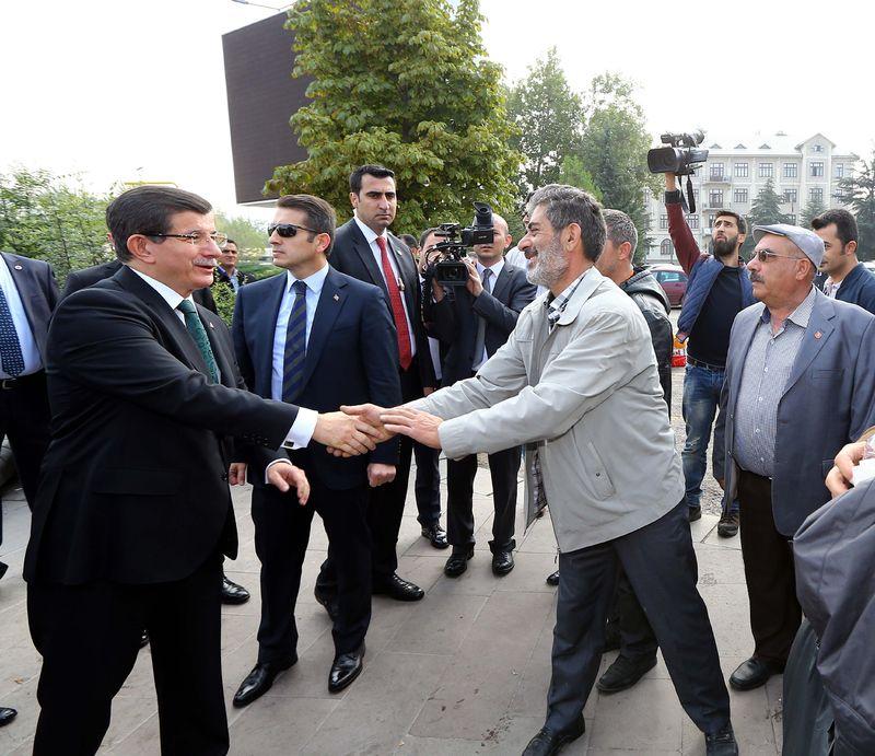 Başbakan Davutoğlu patlamanın olduğu meydana gitti