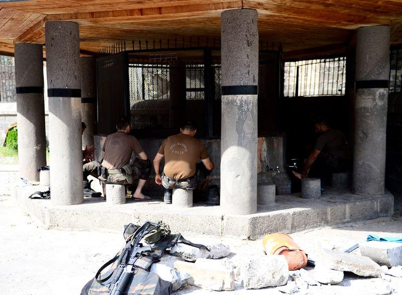 Teröristlerden temizlenen Kurşunlu Camisi'nde polisler namaz kıldı