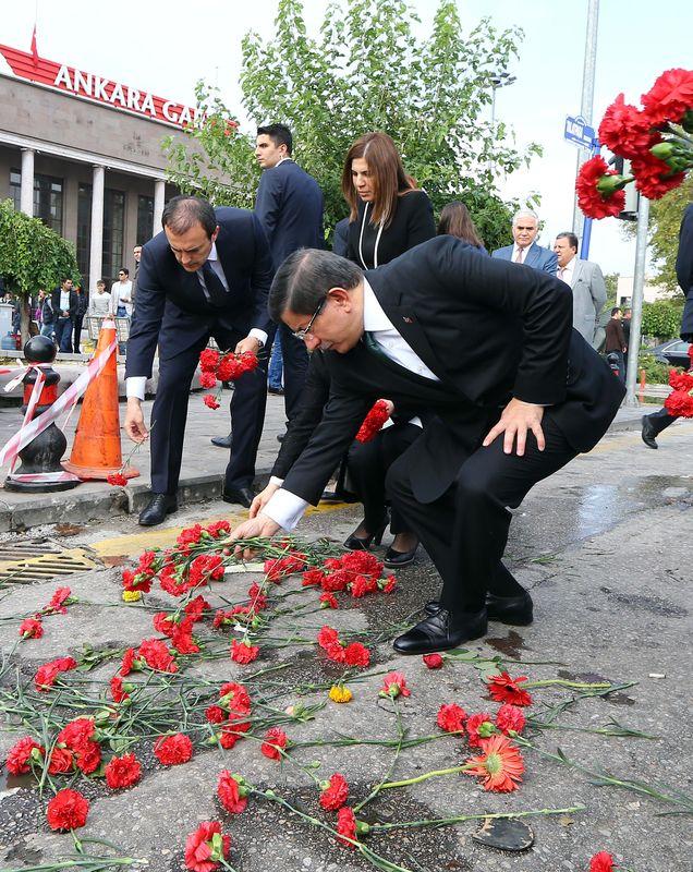 Başbakan Davutoğlu patlamanın olduğu meydana gitti