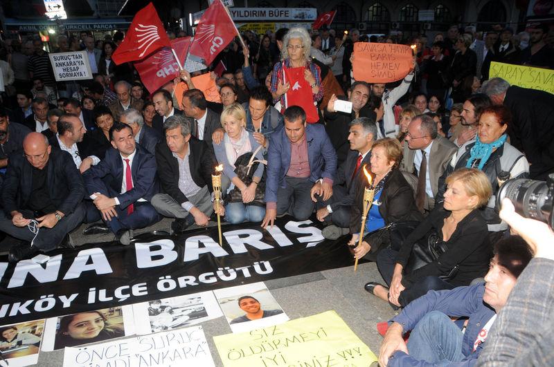 CHP'li vekiller Ankara'da ölenler için mum yaktı