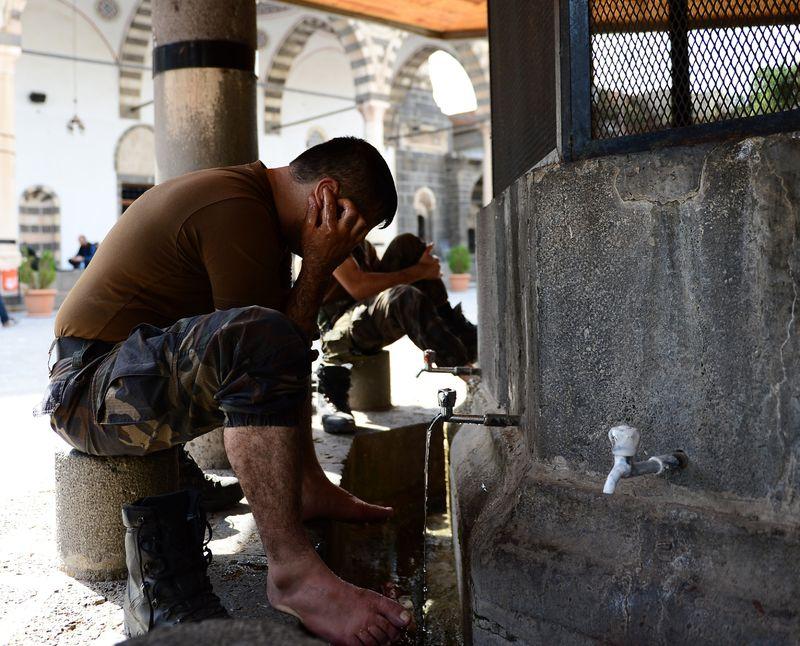 Teröristlerden temizlenen Kurşunlu Camisi'nde polisler namaz kıldı
