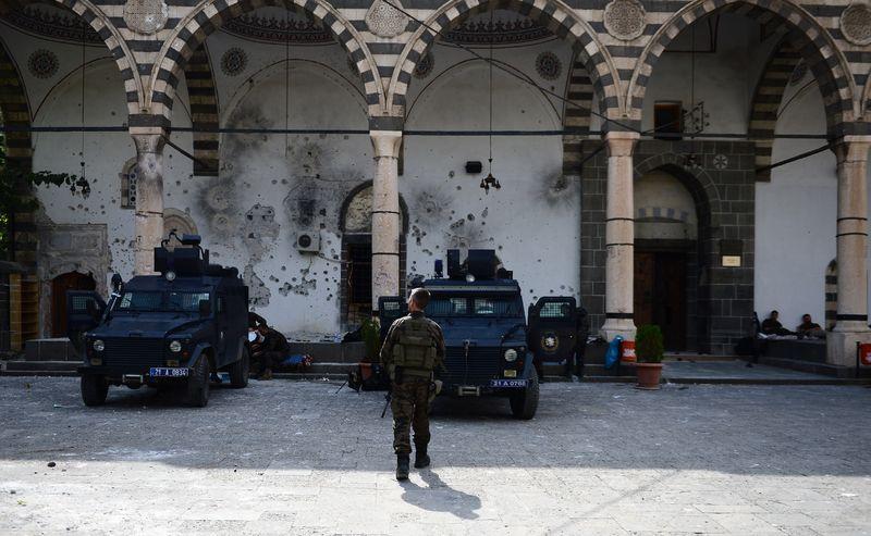 Teröristlerden temizlenen Kurşunlu Camisi'nde polisler namaz kıldı