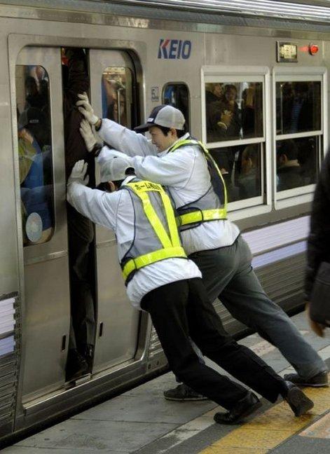 Japonya metrosunda tren ittiriciler görev yapıyor