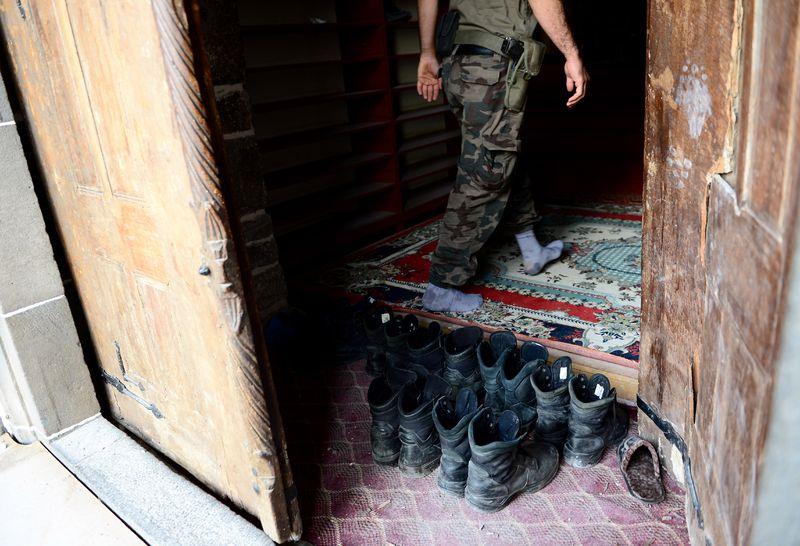 Teröristlerden temizlenen Kurşunlu Camisi'nde polisler namaz kıldı