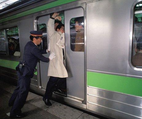 Japonya metrosunda tren ittiriciler görev yapıyor