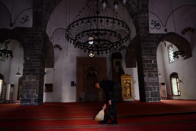 Teröristlerden temizlenen Kurşunlu Camisi'nde polisler namaz kıldı