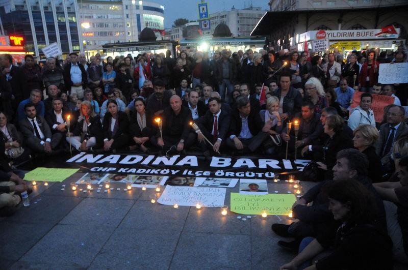 CHP'li vekiller Ankara'da ölenler için mum yaktı