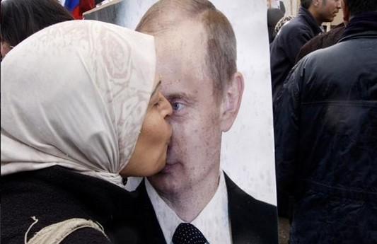 Rus model Putin'le selfie çekti