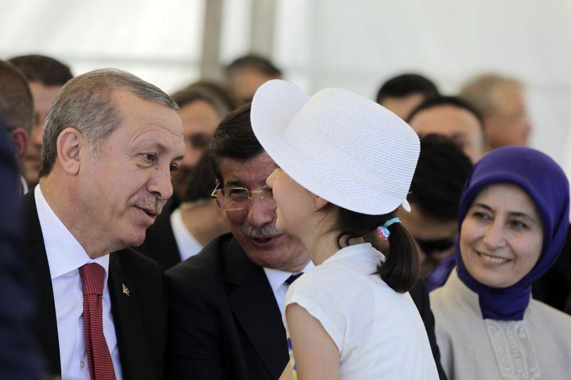 Erdoğan küçük kızın elini öptü