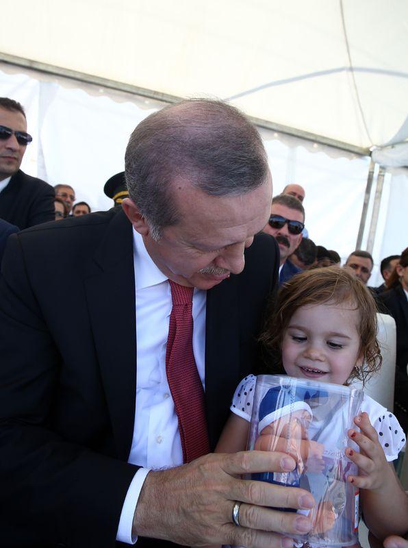 Erdoğan küçük kızın elini öptü