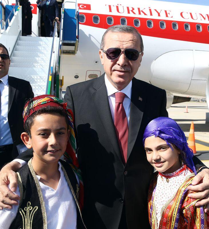 Erdoğan küçük kızın elini öptü