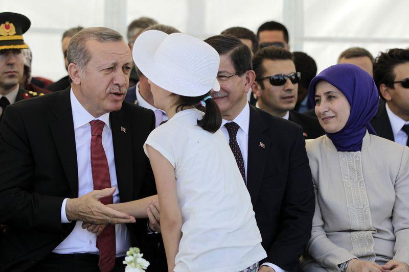 Erdoğan küçük kızın elini öptü